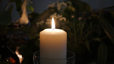Kerzenlicht-Leuchtet-Bei-Einem-Nächtlichen-Hochzeitsempfang