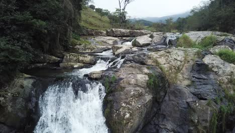 Fliegen-über-Die-Wunderschöne-Ländliche-Natur-Von-Flüssen,-Wasserfällen-Und-Bäumen-Brasiliens