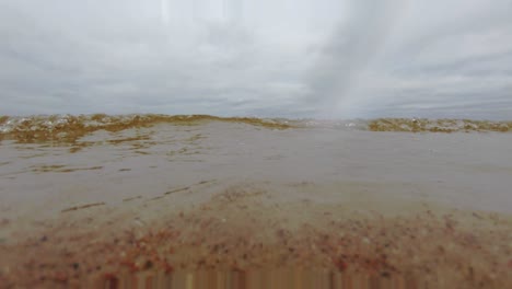 Hintergrund-Der-Kleinen-Wellen-Der-Ostsee,-Die-In-Der-Linse-Ankommen-Und-Im-November-Auf-Natürliche-Weise-Fließen