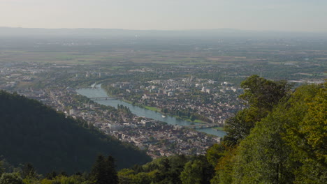Paisaje-Urbano-De-Heidelberg-Con-Llanuras-En-Segundo-Plano.