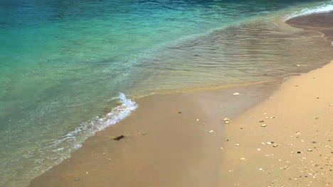 Wasser-Plätschert-An-Der-Sandigen-Küste-Dieses-Friedlichen-Strandes-In-Zeitlupe