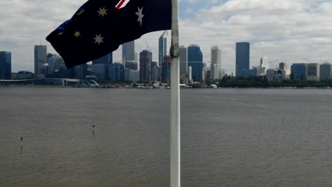 Luftaufnahme-Der-Australischen-Flagge,-Die-Die-Beeindruckende-CBD-Skyline-Und-Den-Fluss-Von-Perth-Vom-Sir-James-Mitchell-Park-Im-Süden-Von-Perth-Aus-Zeigt