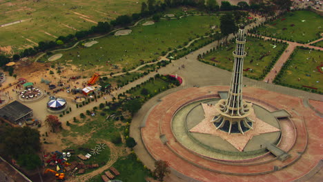 Aerial-view-of-Minar-e-Pakistan-and-Amusement-Park,-Lahore-Pakistan