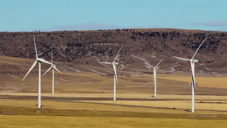 Winterlandschaftsansicht-Von-Windkraftanlagen,-Die-Von-Böigen-Chinook-Winden-In-Der-Porcupine-Hills-Region-Im-Südwesten-Von-Alberta-Angetrieben-Werden