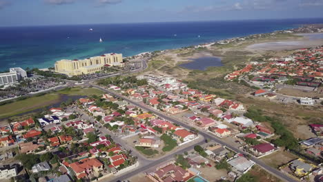 Schwenken-Und-Neigen-Nach-Oben-Von-Einem-Wohnviertel-Auf-Aruba-Zum-Nördlichen-Ende-Der-Insel