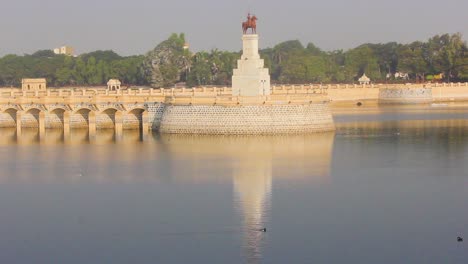 palace-in-middle-of-the-Lakota-lake,-Jamnagar-city-Gujarat-stock-video