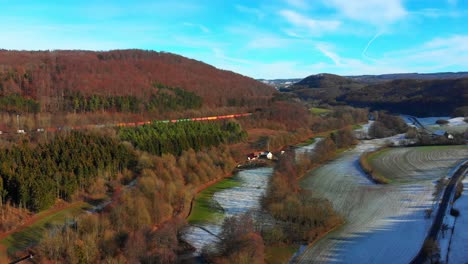 Güterzug-Fährt-Durch-Die-Landschaft