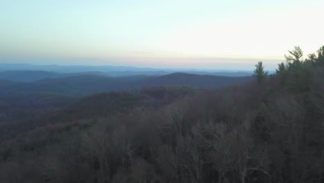 Sonnenuntergang-4k-Drohnenaufnahme-Entlang-Des-Kamms-Der-Blue-Ridge-Mountains-Im-Ashe-County,-North-Carolina