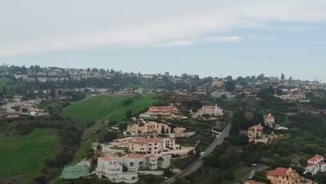 Midday-drone-view-and-landing-slowly-above-the-Pales-Verdes-Estates-golf-club,-California