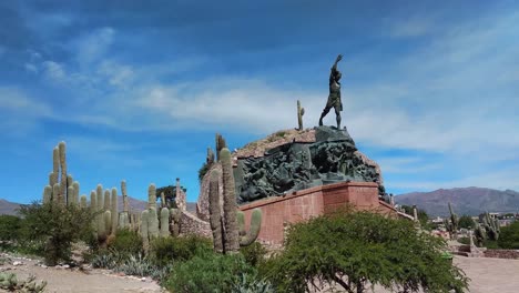 Monumento-A-Los-Héroes-De-La-Independencia-Por-La-Avenida-Ernesto-Soto-En-Humahuaca,-Argentina