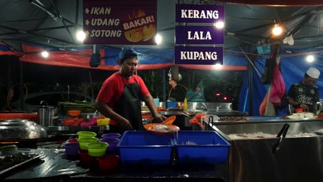 Cocineros-Preparando-Comida-En-Un-Puesto-De-Comida-Malasia