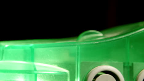 Logotipo-Frontal-En-La-Consola-Verde-Nintendo-64-Desliza-Hacia-La-Derecha