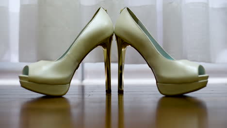Zapatos-De-Boda-Blancos-Para-Mujer-Con-Fondo-De-Cortina-Blanca