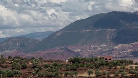 Ein-Zeitraffer-Eines-Berges-Im-Binelouidane-See-In-Marokko