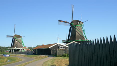 Travelling-in-to-the-windmill,-Zaanse-Schans,-Netherlands