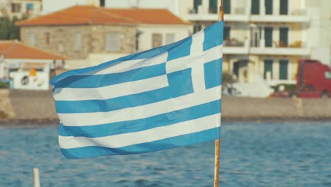 Bandera-Griega-Ondeando-Al-Viento-En-Cámara-Lenta-En-Un-Cálido-Día-De-Verano