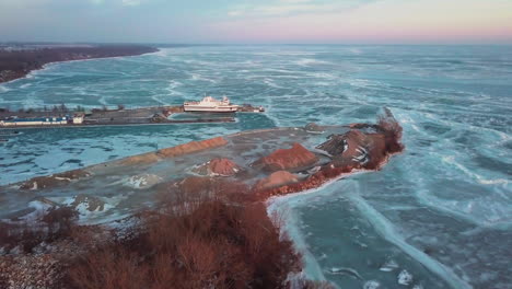Ein-Steinbruch-Und-Dock-Entlang-Der-Küste-Von-Kingsville,-Ontario-Bei-Sonnenuntergang-Im-Winter