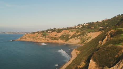Nachmittagsdrohnenansicht-Von-Einer-Atemberaubenden-Küste-Und-Ihrem-Naturleben-In-Der-Nähe-Der-Palos-Verdes-Estates,-Kalifornien