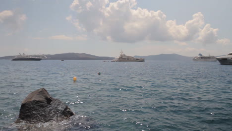 Yachten-Und-Kreuzfahrtschiffe-In-Der-Nähe-Des-Alten-Seehafens-Von-Santorini