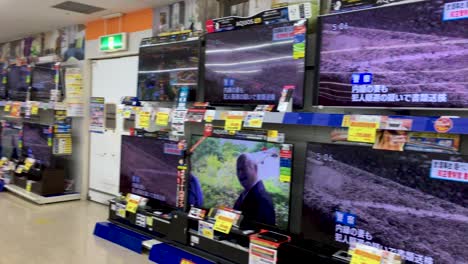Viele-Neue-Moderne-Fernseher-Zum-Verkauf-Im-Japanischen-Elektronikkaufhaus