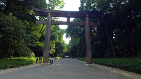 Torii,-Una-Puerta-Japonesa-Tradicional-En-La-Entrada-Del-Santuario-Sintoísta-Meiji-Ubicado-En-Shibuya,-Japón