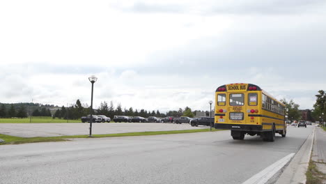 Autobús-Escolar-Gira-A-La-Izquierda-En-Una-Calle-De-La-Ciudad.
