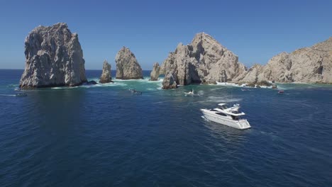 Aerial-shot-of-a-Yacht-arriving-to-the-Arch-of-Los-Cabos,-Baja-California-sur