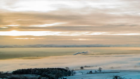 Wolkenumkehr-Mit-Winterszenen-über-Dem-Eden-Valley-In-Cumbria,-Wobei-Die-Sonne-Für-Einen-Moment-Den-Vordergrund-Hervorhebt
