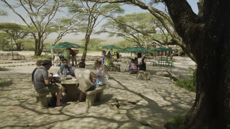 Turistas-De-Safari-Que-Tienen-Un-Descanso-Para-Almorzar-En-El-Campamento-Del-Parque-Nacional-Serengeti,-Tanzania