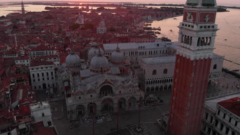 Aerial-View-of-San-Marco-Square-at-Sunrise-in-Venice,-Italy