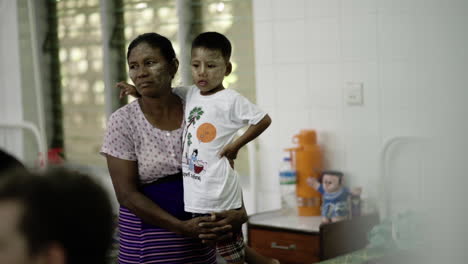 Madre-Birmana-Y-Niño-Esperando-En-Un-Hospital.