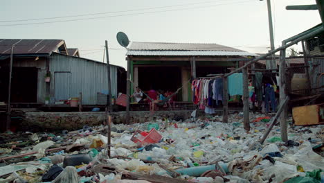 Plastikverschmutzung-Vor-Einem-Haus-In-Einem-Schwimmenden-Dorf-In-Kambodscha