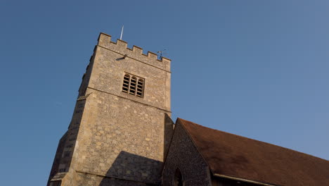 Ein-Glockenturm-Der-Kirche-In-Der-Frühen-Morgensonne