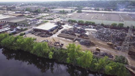 Luftaufnahmen-Einer-Metallrecyclinganlage-Am-Mississippi-River