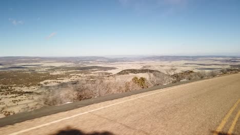 Conducir-Por-Una-Carretera-De-Montaña-Ventosa-Con-Impresionantes-Vistas-En-Nuevo-México