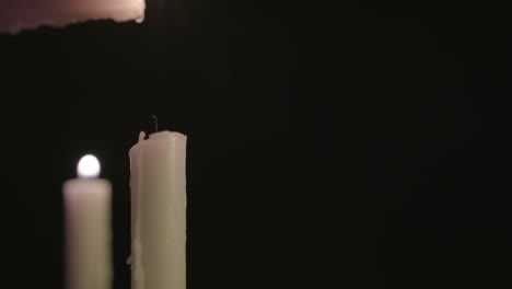 Eine-Weiße-Kerze-Zündet-In-Zeitlupe-Zwei-Weiße-Kerzen-An