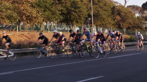 Ciclistas-Cerca-De-La-Ciudad-Durante-El-Recorrido-En-Bicicleta-Por-Ciudad-Del-Cabo,-Desenfoque-De-Movimiento
