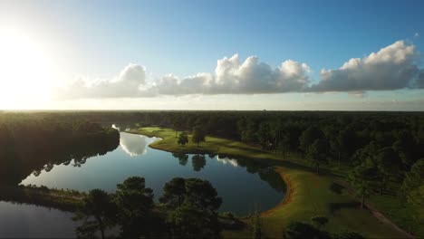 Golfplatz-Am-Frühen-Morgen-Mit-Blauem-Himmel-Und-Wolkenreflexionen-Im-Wasser