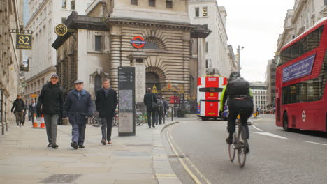 Londoner-Finanzviertel-An-Der-Kreuzung-Von-Lombard-Street-Und-King-William-Street-Mit-Vorbeifahrendem-Doppeldeckerbus