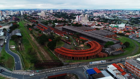 Aerial-video-of-an-old-train-station-in-the-city-of-Campinas-with-abandoned-wagons,-Brazil