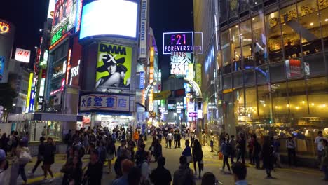 Pov-Caminando,-Miles-De-Personas-Cruzan-El-Famoso-Cruce-De-Shibuya-En-Tokio-Japón
