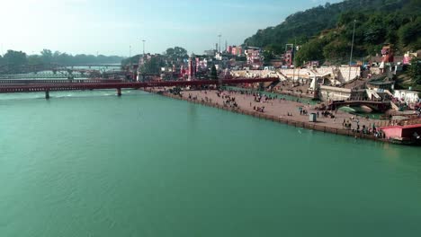 Toma-Aérea-De-Haridwar-Sobre-El-Río-Sagrado-Ganges.