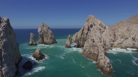 Aerial-shot-of-the-panoramic-of-the-rocks-formations-in-the-Arch-of-Los-Cabos-with-boats-and-yachts,-Baja-California-sur