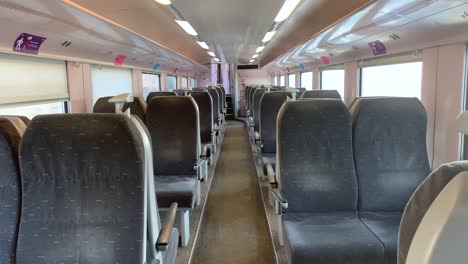Leerer-Fahrender-Moderner-First-Class-Personenzugwagen-Der-SNCB-In-Belgien