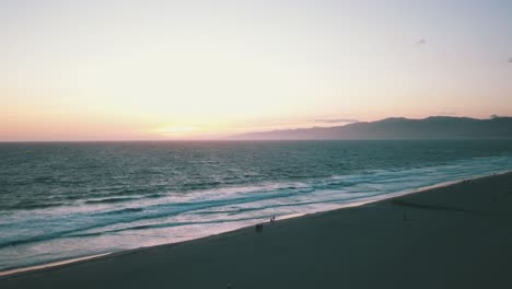 Drohnenaufnahme-Des-Sonnenuntergangs-über-Dem-Pazifischen-Ozean-Am-Venice-Beach-Los-Angeles