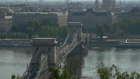Vistas-Al-Puente-De-Las-Cadenas-Y-La-Basílica-De-San-Esteban,-Budapest,-Hungría