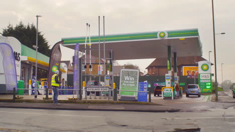 Gas-filling-station-and-convenience-store-in-a-London-suburb-with-customers