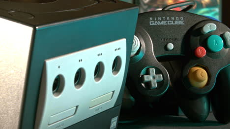 Consola-Nintendo-Gamecube-Y-Controlador-Deslizables-Hacia-La-Derecha