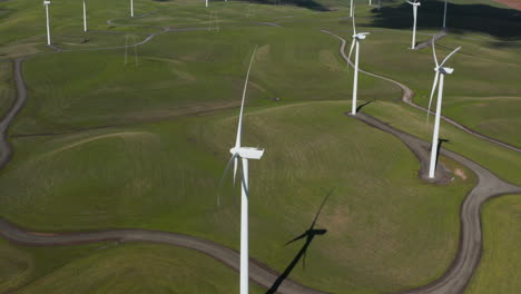 Drohnenaufnahmen-Von-Grünen-Windturbinen-Im-Windturbinenpark-Rio-Vista,-Kalifornien