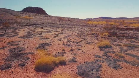 Drone-Aéreo-Volando-Bajo-Sobre-El-Vasto-Desierto-Australiano-Después-De-Un-Incendio-Forestal